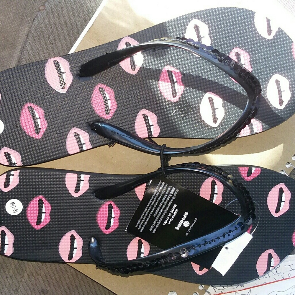 NEW BLACK FLIP FLOPS WITH LIPS PRINTS